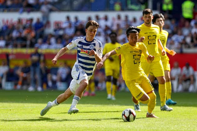 23.05.2026, GER, Fussball, Herren, Niederrheinpokal Finale, Saison 2025 2026, SC St. Tönis - MSV Duisburg Jan-Simon Symalla (MSV Duisburg) und Kohei Nakano (St. Tönis) im Kampf um den Ball Duisburg schauinsland-reisen-Arena Nordrhein-Westfalen Deutschland Copyright: xAdrianxSchlüterx
