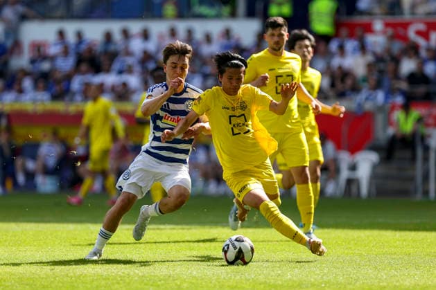 23.05.2026, GER, Fussball, Herren, Niederrheinpokal Finale, Saison 2025 2026, SC St. Tönis - MSV Duisburg Jan-Simon Symalla (MSV Duisburg) und Kohei Nakano (St. Tönis) im Kampf um den Ball Duisburg schauinsland-reisen-Arena Nordrhein-Westfalen Deutschland Copyright: xAdrianxSchlüterx
