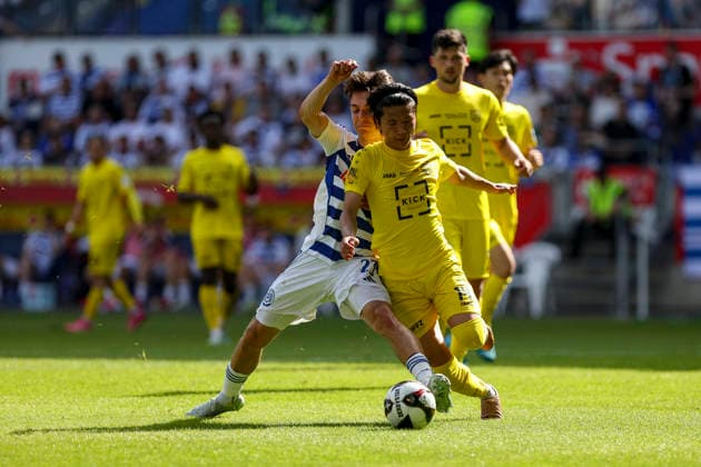 23.05.2026, GER, Fussball, Herren, Niederrheinpokal Finale, Saison 2025 2026, SC St. Tönis - MSV Duisburg Jan-Simon Symalla (MSV Duisburg) und Kohei Nakano (St. Tönis) im Kampf um den Ball Duisburg schauinsland-reisen-Arena Nordrhein-Westfalen Deutschland Copyright: xAdrianxSchlüterx