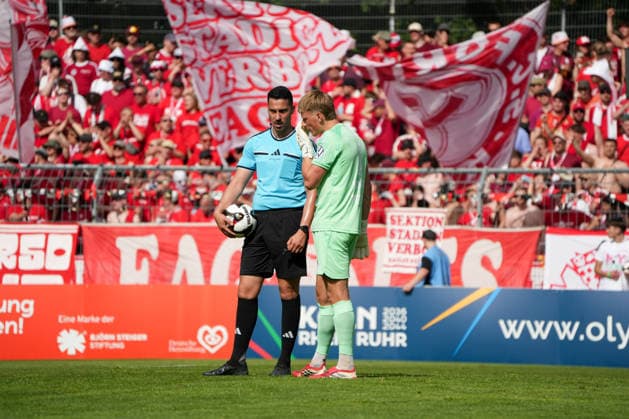Deutschland: Bitburger-Pokalfinale 2026, S.C. Fortuna Köln vs. Viktoria Köln - 23.05.2026 - Sportpark Höhenberg (Köln): Schiedsrichter im Gespräch mit Lennart Winkler (Fortuna Köln, 1) Köln Deutschland Copyright: xMijoxLubecx