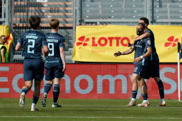 v.l.n.r.: Jubel nach dem Tor zum 0:1, jubelnd, bejubelt, jubelt, jubeln, emotionen, um den Torschuetze Sigurd Haugen (TSV 1860 München) 2.v.r. im Finale des Bayerischen Toto-Pokals zwischen dem FC Würzburger Kickers und dem TSV 1860 München im Stadion am Dallenberg, Würzburg, Deutschland, am 23. Mai 2026. Copyright: HMBxMedia xHeikoxBecker
