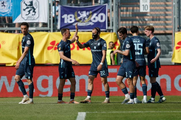 v.l.n.r.: Jubel nach dem Tor zum 0:1, jubelnd, bejubelt, jubelt, jubeln, emotionen, um den Torschuetze Sigurd Haugen (TSV 1860 München) 3.v.l. im Finale des Bayerischen Toto-Pokals zwischen dem FC Würzburger Kickers und dem TSV 1860 München im Stadion am Dallenberg, Würzburg, Deutschland, am 23. Mai 2026. Copyright: HMBxMedia xHeikoxBecker