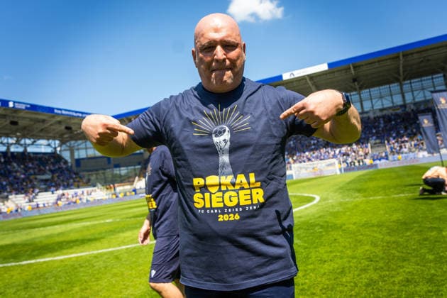 Jena , 230526, Finale Fussball Thüringenpokal , FC Carl-Zeiss Jena gegen ZFC Meuselwitz im Bild: Trainer Volkan Uluc (Jena) nach dem Sieg