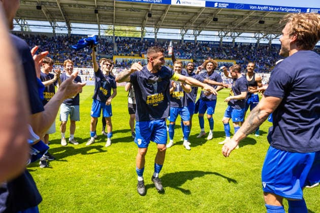 Jena , 230526, Finale Fussball Thüringenpokal , FC Carl-Zeiss Jena gegen ZFC Meuselwitz im Bild: Justin Schau (Jena) nach dem Sieg