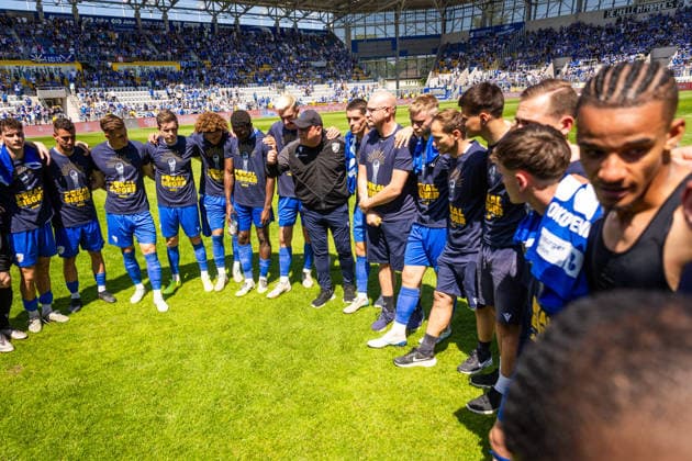Jena , 230526, Finale Fussball Thüringenpokal , FC Carl-Zeiss Jena gegen ZFC Meuselwitz im Bild: Trainer Volkan Uluc (Jena) mit Ansprach nach dem Sieg