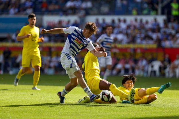23.05.2026, GER, Fussball, Herren, Niederrheinpokal Finale, Saison 2025 2026, SC St. Tönis - MSV Duisburg Patrick Sussek (MSV Duisburg), Eghosa Aaron Ogbeide (St. Tönis) und Kohei Nakano (St. Tönis) im Kampf um den Ball Duisburg schauinsland-reisen-Arena Nordrhein-Westfalen Deutschland Copyright: xAdrianxSchlüterx
