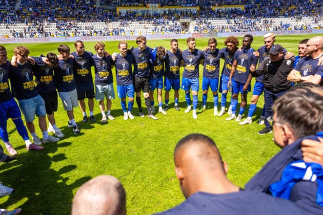 Jena , 230526, Finale Fussball Thüringenpokal , FC Carl-Zeiss Jena gegen ZFC Meuselwitz im Bild: Trainer Volkan Uluc (Jena) mit Ansprach nach dem Sieg