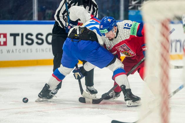 FRIBOURG, SWITZERLAND - MAY 23: Andrej Kollar of Slovakia L) against Jiri Cernoch of Czechia R) during the 2026 IIHF Ice hockey, Eishockey World Championship, WM, Weltmeisterschaft Switzerland game between Slovakia and Czechia at BCF Arena on May 23, 2026 in Fribourg, Fribourg. Fribourg BCF Arena Fribourg Switzerland Copyright: xJustPictures.ch JarixPestelaccix jp-en-EuSpIm-JP6_JAR_Slovakia_Cyechia_23May2026_00026
