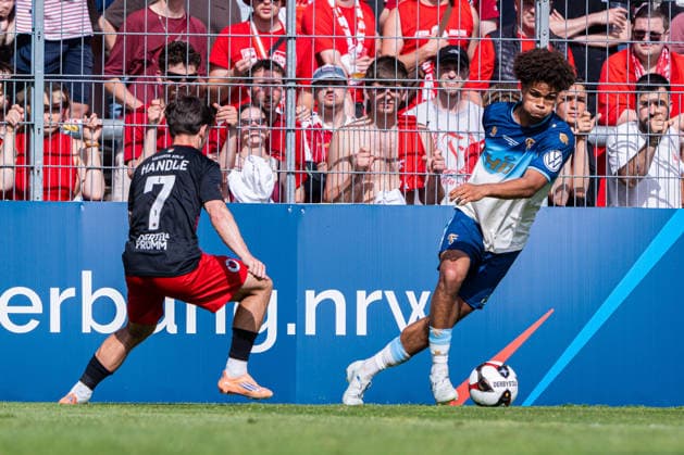 Köln, Deutschland 23. Mai 2026: Mittelrheinpokal - 2025 2026 - Finale - Viktoria Köln gegen Fortuna Köln Im Bild: v. li. im Zweikampf Simon Handle (VIK) und Neo Telle (Fortuna) DFL DFB regulations prohibit any use of photographs as image sequences and or quasi-video Sportpark Höhenberg Nordrhein Westfalen Copyright: xFotostandx xKruczynskix