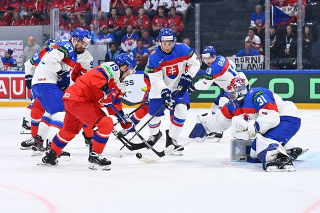 Sport Bilder des Tages L-R Jakub Flek (CZE) and goalkeeper Samuel Hlavaj (SVK) in action during the group B match of the World Ice hockey, Eishockey Championship, Slovakia - Czech Republic, Fribourg, Switzerland, on May 23, 2026. (CTKxPhoto RadekxPetrasek) CTKPhotoP2026052304442  CTKPhotoP2026052304442