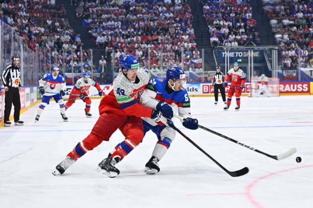 L-R Jaroslav Chmelar (CZE) and Patrik Koch (SVK) in action during the group B match of the World Ice hockey, Eishockey Championship, Slovakia - Czech Republic, Fribourg, Switzerland, on May 23, 2026. (CTKxPhoto RadekxPetrasek) CTKPhotoP2026052304468  CTKPhotoP2026052304468