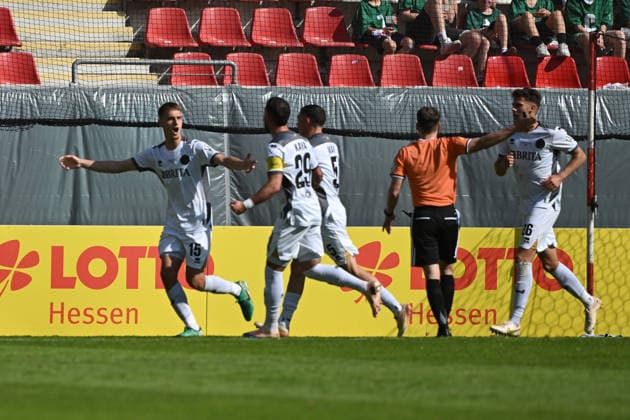 23.05.2026, xpsx, Fußball Finale Hessenpokal, SG Barockstadt Fulda-Lehnerz - SV Wehen Wiesbaden v.l. Torjubel nach dem Tor zum celebrating the goal celebrate 0:1 durch Justin Janitzek (SV Wehen Wiesbaden) (DFL DFB REGULATIONS PROHIBIT ANY USE OF PHOTOGRAPHS as IMAGE SEQUENCES and or QUASI-VIDEO) Offenbach