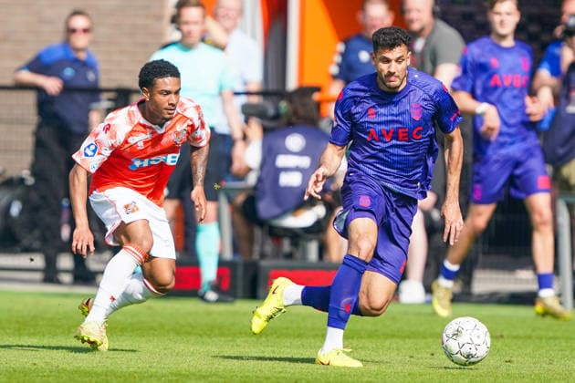 2026-05-23 FC Volendam v Willem II - Dutch Eredivsie Kwalificatie - Finale VOLENDAM, NETHERLANDS - MAY 23: Benjamin Pauwels of FC Volendam battles for possession with Raffael Behounek of Willem II during the Dutch Eredivsie Kwalificatie - Finale match between FC Volendam and Willem II at Kras Stadion on May 23, 2026 in Volendam, Netherlands. Volendam Kras Stadion Netherlands Content not available for redistribution in The Netherlands directly or indirectly through any third parties. Copyright: xAndrexWeeningx
