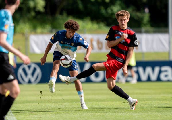 Neo Telle (Fortuna Koeln, 31) spielt den Ball an Tim Kloss (Viktoria Koeln, 18) vorbei SC Fortuna Köln vs. Viktoria Köln 23.05.2026 Fussball, Bitburger-Pokalfinale 2026, GER, Sportpark Höhenberg, Köln Copyright: HMBxMedia xMarcoxBader