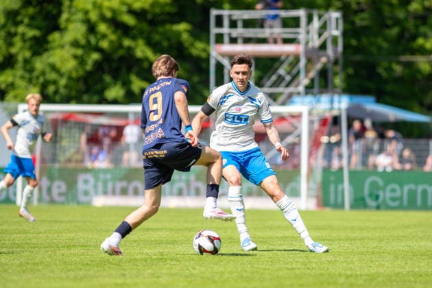 Tim Fürstenau (SVP, li.) gegen Lukas Wallner (FCH, re.) GER, Fussball, Landespokal, Lüpzer Pils Cup, Finale, SV Pastow - FC Hansa Rostock