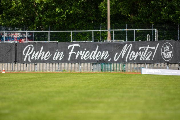 In der Halbzeit wurde ein Banner am Gästeblock angebracht mit der Aufschrift: Ruhe in Frieden, Moritz! In Gedenken an den vor kurzem verstorbenen Hansa-Fan GER, Fussball, Landespokal, Lüpzer Pils Cup, Finale, SV Pastow - FC Hansa Rostock