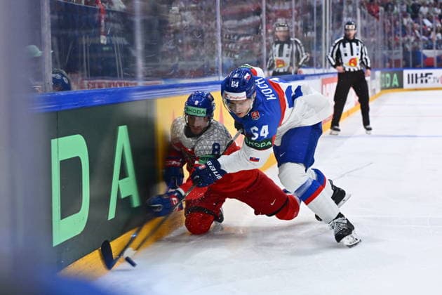 L-R Ondrej Beranek (CZE) and Patrik Koch (SVK) in action during the group B match of the World Ice hockey, Eishockey Championship, Slovakia - Czech Republic, Fribourg, Switzerland, on May 23, 2026. (CTKxPhoto RadekxPetrasek) CTKPhotoP2026052304490  CTKPhotoP2026052304490