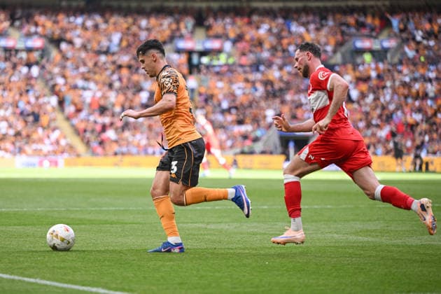 Hull City v Middlesbrough Sky Bet Championship Ryan Giles of Hull City holds the ball up from a Middlesbrough player during the Sky Bet Championship Play-Off Final between Hull City and Middlesbrough at Wembley Stadium, London. 23 05 2026 UK Newspapers OUT Copyright: xFocusxImagesx FIL-23464-0398
