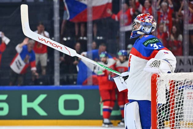 Goalkeeper Samuel Hlavaj (SVK) after receiving the first goal during the group B match of the World Ice hockey, Eishockey Championship, Slovakia - Czech Republic, Fribourg, Switzerland, on May 23, 2026. (CTKxPhoto RadekxPetrasek) CTKPhotoP2026052304562  CTKPhotoP2026052304562