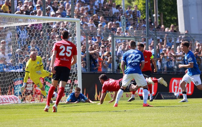 23.05.26 wfv-Pokal Finale 2026 Stuttgarter Kickers - SG Sonnenhof Großaspach Deutschland, Stuttgart, 23.05.2026, Fussball, Saison 2025 2026, Finaltag der Amateure, DB Regio-wfv-Pokal Finale 2026, Stuttgarter Kickers - SG Sonnenhof Großaspach: Michael Kleinschrodt (SG Sonnenhof Großaspach); Tor 0:1 Kleinschrodt.