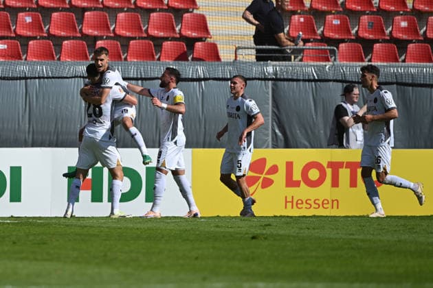 23.05.2026, xpsx, Fußball Finale Hessenpokal, SG Barockstadt Fulda-Lehnerz - SV Wehen Wiesbaden v.l. Torjubel nach dem Tor zum celebrating the goal celebrate 0:1 durch Justin Janitzek (SV Wehen Wiesbaden) Moritz Flotho (SV Wehen Wiesbaden) (DFL DFB REGULATIONS PROHIBIT ANY USE OF PHOTOGRAPHS as IMAGE SEQUENCES and or QUASI-VIDEO) Offenbach