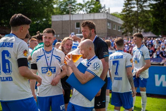 Maximilian Krauß (FCH, mi.) gönnt sich einen großen Schluck Bier aus dem Lüpzer-Kelch GER, Fussball, Landespokal, Lüpzer Pils Cup, Finale, SV Pastow - FC Hansa Rostock