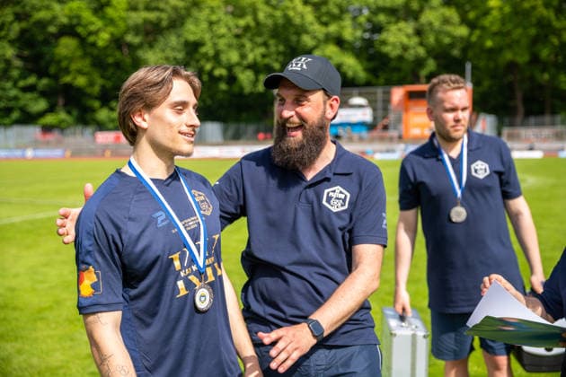 SV Pastows Talent Tim Fürstenau (li.) mit Trainer Christopher Kaminski GER, Fussball, Landespokal, Lüpzer Pils Cup, Finale, SV Pastow - FC Hansa Rostock