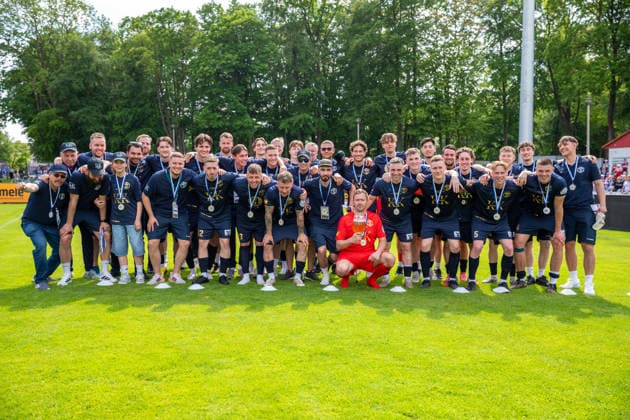 Das Team des SV Pastow beim Gruppenfoto nach der Siegerehrung GER, Fussball, Landespokal, Lüpzer Pils Cup, Finale, SV Pastow - FC Hansa Rostock