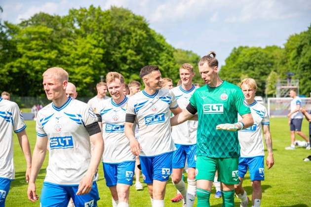 Andreas Vogelsammer, Kenan Fatkic und Torhüter Philipp Klewin (alle FCH) auf dem Weg zur Siegerehrung GER, Fussball, Landespokal, Lüpzer Pils Cup, Finale, SV Pastow - FC Hansa Rostock