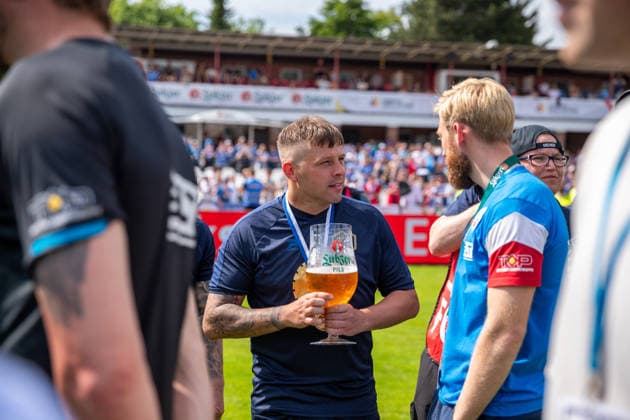 Guido Kocer (SVP, mi.) im Gespräch mit Athletik-Trainer Daniel Rellmann (FCH) GER, Fussball, Landespokal, Lüpzer Pils Cup, Finale, SV Pastow - FC Hansa Rostock
