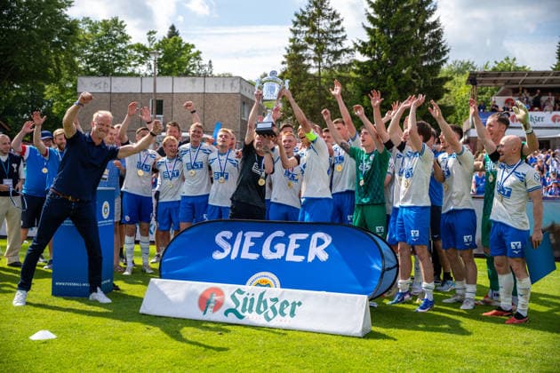 Jubel beim FC Hansa Rostock nach dem Gewinn des Landespokals. Zeugwart Andreas Thiem (li.) und Kapitän Franz Pfanne strecken den Pokal in die Höhe. GER, Fussball, Landespokal, Lüpzer Pils Cup, Finale, SV Pastow - FC Hansa Rostock