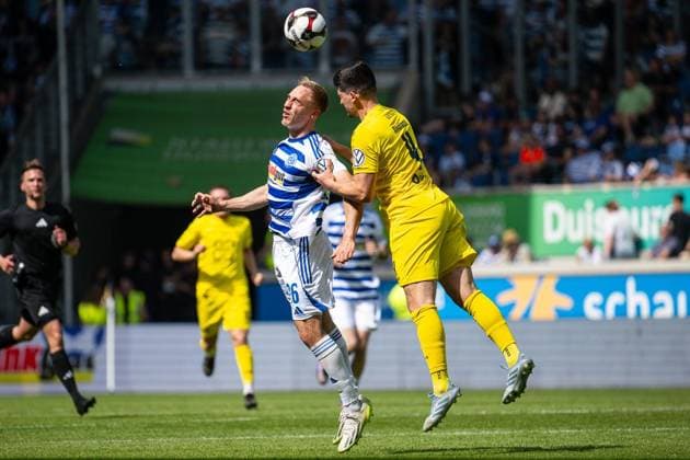Niederrheinpokalfinale MSV Duisburg - SC St.Tönis ** NUR FÜR REDAKTIONELLE ZWECKE ** EDITORIAL USE ONLY **<p>Fußball Niederrheinpokalfinale MSV Duisburg - SC St.Tönis am 23.05.26 in der Schauinsland-Reisen Arena in Duisburg Florian Krüger ( Duisburg ) ,links -Jannis Nikolaou ( SC. St Tönis ),rechts Duisburg Copyright: JakobxKlos