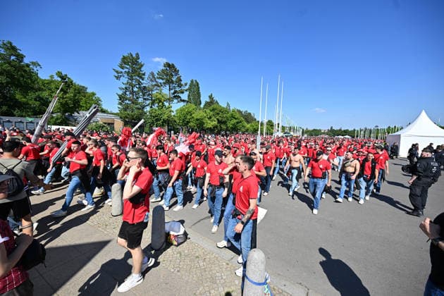 23.05.2026, xsltx, Fussball DFB Pokal Finale, FC Bayern München - VfB Stuttgart v.l. Bayern Muenchen München, Fans, Stimmung, Schals, Emotionen, Zuschauer, Besucher, Ultras, Schickeria (DFL DFB REGULATIONS PROHIBIT ANY USE OF PHOTOGRAPHS as IMAGE SEQUENCES and or QUASI-VIDEO) Berlin