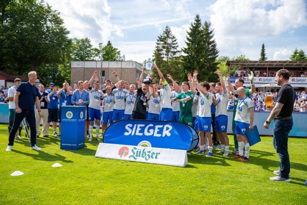 Jubel beim FC Hansa Rostock nach dem Gewinn des Landespokals. Zeugwart Andreas Thiem (li.) und Kapitän Franz Pfanne strecken den Pokal in die Höhe. GER, Fussball, Landespokal, Lüpzer Pils Cup, Finale, SV Pastow - FC Hansa Rostock