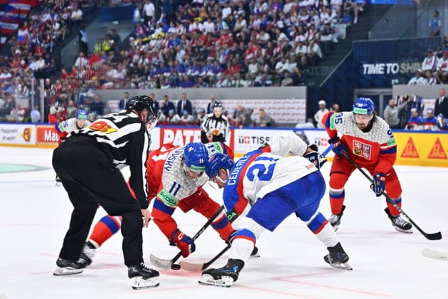 L-R Matyas Melovsky (CZE) and Sebastian Cederle (SVK) in action during the group B match of the World Ice hockey, Eishockey Championship, Slovakia - Czech Republic, Fribourg, Switzerland, on May 23, 2026. (CTKxPhoto RadekxPetrasek) CTKPhotoP2026052304696  CTKPhotoP2026052304696
