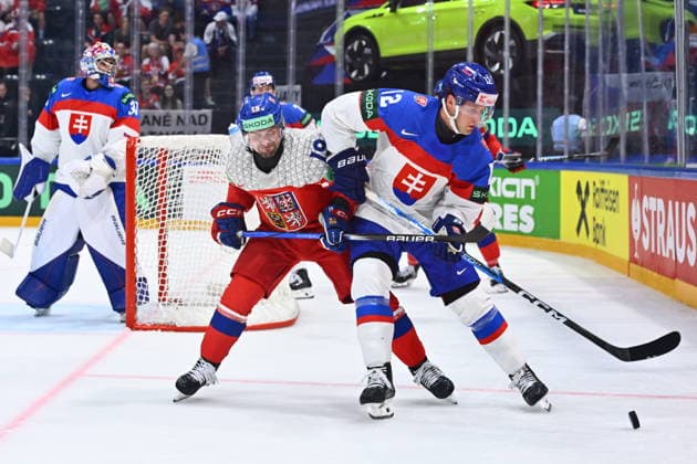L-R Jakub Flek (CZE) and Samuel Knazko (SVK) in action during the group B match of the World Ice hockey, Eishockey Championship, Slovakia - Czech Republic, Fribourg, Switzerland, on May 23, 2026. (CTKxPhoto RadekxPetrasek) CTKPhotoP2026052304592  CTKPhotoP2026052304592