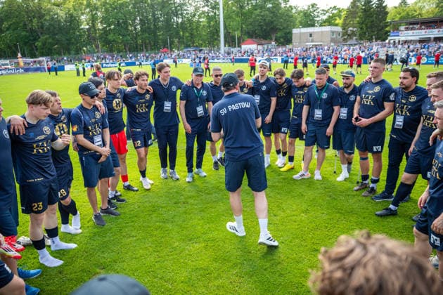 SV Pastow Trainer Christopher Kaminski spricht nach dem Spiel im Mannschaftskreis zu seinem Team GER, Fussball, Landespokal, Lüpzer Pils Cup, Finale, SV Pastow - FC Hansa Rostock