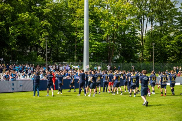 Spieler des SV Pastow bedanken sich bei den mitgereisten Fans GER, Fussball, Landespokal, Lüpzer Pils Cup, Finale, SV Pastow - FC Hansa Rostock