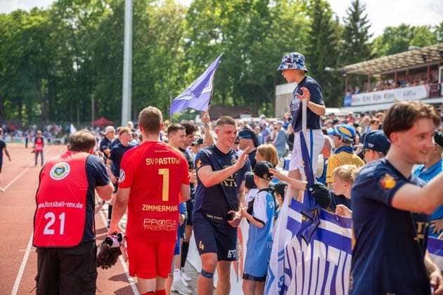 Spieler des SV Pastow bedanken sich bei den mitgereisten Fans GER, Fussball, Landespokal, Lüpzer Pils Cup, Finale, SV Pastow - FC Hansa Rostock