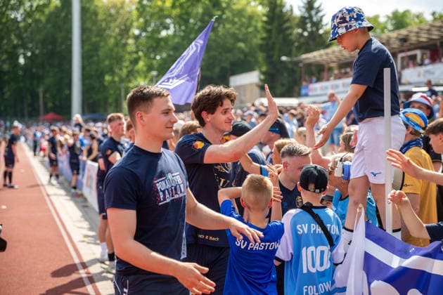 Spieler des SV Pastow bedanken sich bei den mitgereisten Fans GER, Fussball, Landespokal, Lüpzer Pils Cup, Finale, SV Pastow - FC Hansa Rostock