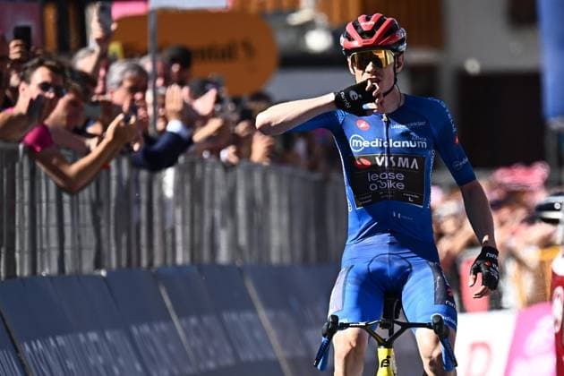 May 23, 2026, Pila, ITALY: Danish rider Jonas Vingegaard Hansen .of Team Visma Lease A Bike wearing the best climber s blue jersey, celebrate after cross the finish line and win the 14th stage of the 109 Giro d Italia 2026, over 133 km from Aosta to Pila, Italy, 23 May 2026. ANSA LUCA ZENNARO. Giro D Italia Cycling Tour - Stage 14  - ZUMAa110 20260523_zaf_a110_008 Copyright: xLucaxZennarox