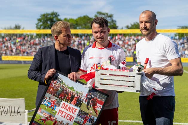 v.l.n.r.: Verabschiedung Peter Kurzweg im Finale des Bayerischen Toto-Pokals zwischen dem FC Würzburger Kickers und dem TSV 1860 München im Stadion am Dallenberg, Würzburg, Deutschland, am 23. Mai 2026. Copyright: HMBxMedia xHeikoxBecker