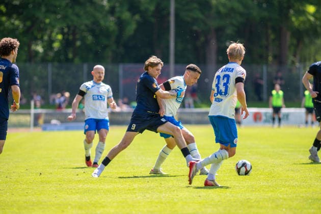 Tim Fürstenau (SVP, blau) gegen Kenan Fatkic (FCH, weiß) GER, Fussball, Landespokal, Lüpzer Pils Cup, Finale, SV Pastow - FC Hansa Rostock