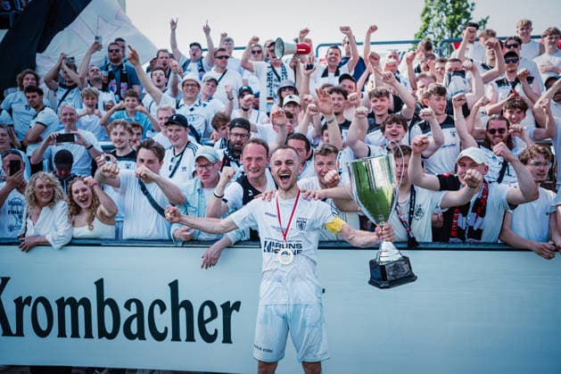 Sport Bilder des Tages Niedersachsen-Pokal: TuS Bersenbrück vs. Lüneburger SK, 23.05.2026 JUBEL beim Lüneburger SK, Gewinner des Niedersachsen-Pokals: TuS Bersenbrück vs. Lüneburger SK am 23.05.2026 im August-Wenzel-Stadion, Barsinghausen *** Lower Saxony Cup TuS Bersenbrück vs Lüneburger SK, 23 05 2026 JUBILEE at Lüneburger SK, winner of the Lower Saxony Cup TuS Bersenbrück vs Lüneburger SK on 23 05 2026 at August Wenzel Stadium, Barsinghausen Copyright: xBEAUTIFULxSPORTS Tonhäuserx