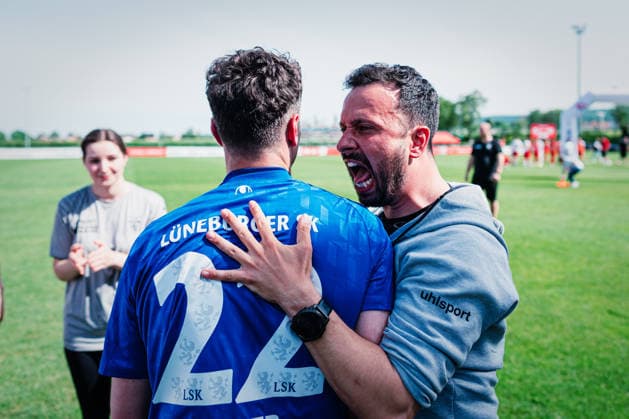 Niedersachsen-Pokal: TuS Bersenbrück vs. Lüneburger SK, 23.05.2026 Tarek Gibbah (Trainer Lüneburger SK Hansa) mit Arne Exner (Lüneburger SK Hansa, 22) JUBEL beim Lüneburger SK, Gewinner des Niedersachsen-Pokals: TuS Bersenbrück vs. Lüneburger SK am 23.05.2026 im August-Wenzel-Stadion, Barsinghausen Copyright: xBEAUTIFULxSPORTS Tonhäuserx