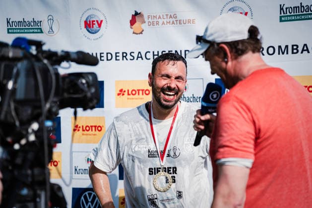 Niedersachsen-Pokal: TuS Bersenbrück vs. Lüneburger SK, 23.05.2026 Tarek Gibbah (Trainer Lüneburger SK Hansa) JUBEL beim Lüneburger SK, Gewinner des Niedersachsen-Pokals: TuS Bersenbrück vs. Lüneburger SK am 23.05.2026 im August-Wenzel-Stadion, Barsinghausen Copyright: xBEAUTIFULxSPORTS Tonhäuserx