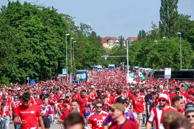 23.05.2026, Fußball, 83. DFB-Pokal Finale,, FC Bayern München - VfB Stuttgart, Olympioastadion Berlin, Saison 2025 2026: Eindrücke Features Impressionen vor dem Spiel. Fans Fanmarsch auf dem Weg zum Stadion DFB regulations prohibit any use of photographs as image sequences and or quasi-video. Berlin Deutschland