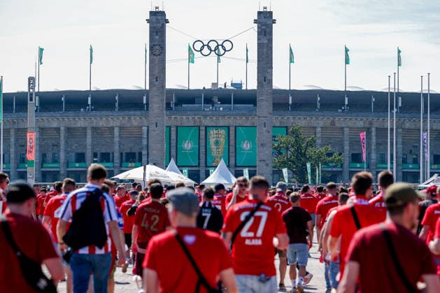 Sport Bilder des Tages 23.05.2026, Fußball, 83. DFB-Pokal Finale,, FC Bayern München - VfB Stuttgart, Olympioastadion Berlin, Saison 2025 2026: Eindrücke Features Impressionen vor dem Spiel. Fans Fanmarsch auf dem Weg zum Stadion DFB regulations prohibit any use of photographs as image sequences and or quasi-video. Berlin Deutschland *** 23 05 2026, Football, 83 DFB Cup Final,, FC Bayern Munich VfB Stuttgart, Olympioastadion Berlin, Season 2025 2026 Impressions Features Impressions before the match Fans Fan march on the way to the stadium DFB regulations prohibit any use of photographs as image sequences and or quasi video Berlin Germany