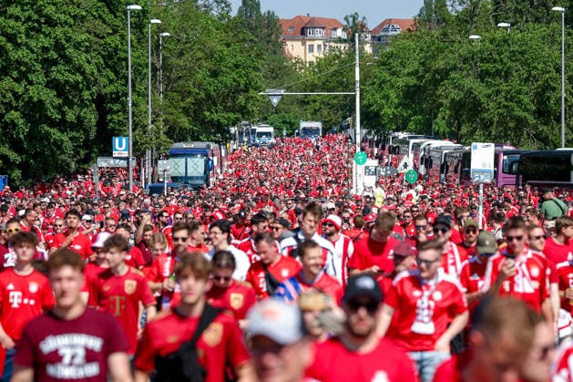 23.05.2026, Fußball, 83. DFB-Pokal Finale,, FC Bayern München - VfB Stuttgart, Olympioastadion Berlin, Saison 2025 2026: Eindrücke Features Impressionen vor dem Spiel. Fans Fanmarsch auf dem Weg zum Stadion DFB regulations prohibit any use of photographs as image sequences and or quasi-video. Berlin Deutschland