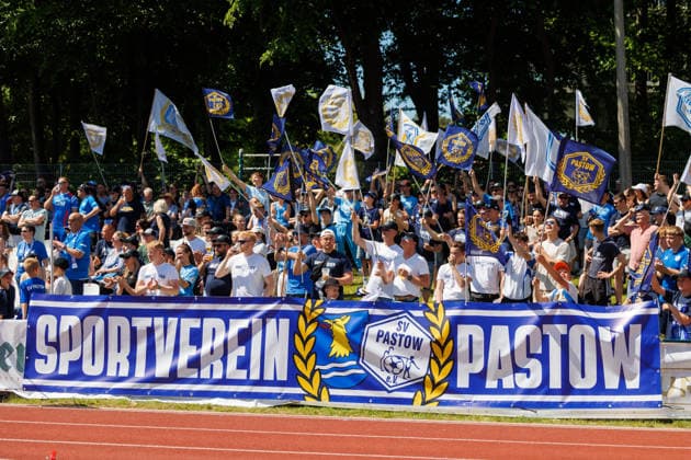 Fanblock mit Fans vom SV Pastow; GER, FC Hansa Rostock vs. SV Pastow, Fußball, Männer, Lübzer Pils Landespokal, Finale, Spielzeit 2025 2026, 23.05.2026 Greifswald Volksstadion Mecklenburg - Vorpommern Deutschland